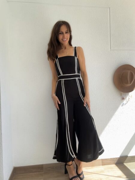 El <strong>mono Obsidian de Poète</strong> es una prenda elegante y versátil en negro intenso, con tirantes ajustables que aportan comodidad y un ajuste perfecto. Ideal para looks sofisticados tanto de día como de noche. <strong>Composición:</strong> 100% poliéster. &nbsp; Medidas cm <table class="medidas"> <thead> <tr> <th></th> <th>XS</th> <th>S</th> <th>M</th> <th>L</th> <th></th> </tr> </thead> <tbody> <tr> <td>Pecho</td> <td>80 - 84</td> <td>84 - 88</td> <td>88 - 92</td> <td>92 - 96</td> <td></td> </tr> <tr> <td>Cintura</td> <td>62 - 66</td> <td>66 - 70</td> <td>70 - 76</td> <td>76 - 80</td> <td></td> </tr> <tr> <td>Cadera</td> <td>90 - 94</td> <td>94 - 98</td> <td>98 - 102</td> <td>102 - 106</td> <td></td> </tr> </tbody> </table> <div class="product-form__input product-form__input--dropdown"></div> Alabama Shop