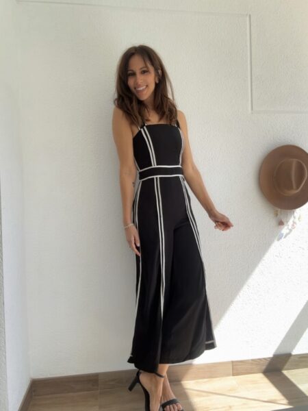 El <strong>mono Obsidian de Poète</strong> es una prenda elegante y versátil en negro intenso, con tirantes ajustables que aportan comodidad y un ajuste perfecto. Ideal para looks sofisticados tanto de día como de noche. <strong>Composición:</strong> 100% poliéster. &nbsp; Medidas cm <table class="medidas"> <thead> <tr> <th></th> <th>XS</th> <th>S</th> <th>M</th> <th>L</th> <th></th> </tr> </thead> <tbody> <tr> <td>Pecho</td> <td>80 - 84</td> <td>84 - 88</td> <td>88 - 92</td> <td>92 - 96</td> <td></td> </tr> <tr> <td>Cintura</td> <td>62 - 66</td> <td>66 - 70</td> <td>70 - 76</td> <td>76 - 80</td> <td></td> </tr> <tr> <td>Cadera</td> <td>90 - 94</td> <td>94 - 98</td> <td>98 - 102</td> <td>102 - 106</td> <td></td> </tr> </tbody> </table> <div class="product-form__input product-form__input--dropdown"></div> Alabama Shop