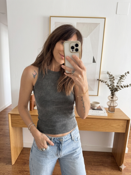 <section class="short-description"><strong>Top Tank Gris Efecto Lavado – Estilo Urbano y Versátil</strong> Consigue un look desenfadado con nuestro <strong>top de tirantes en gris oscuro</strong> con efecto "acid wash". Confeccionado en una suave mezcla de <strong>algodón (95%) y elastano (5%)</strong>, este top de canalé fino se adapta perfectamente a tu cuerpo. Su diseño de <strong>talla única</strong> (34-42) y cuello redondo lo convierten en el básico con personalidad ideal para combinar con tus jeans favoritos. </section><style> .short-description {<br /> font-family: sans-serif;<br /> line-height: 1.5;<br /> color: #444;<br /> border-left: 4px solid #5a5a5a;<br /> padding: 10px 20px;<br /> background-color: #f7f7f7;<br /> border-radius: 4px;<br /> margin-bottom: 20px;<br /> }<br /> .short-description strong {<br /> color: #1a1a1a;<br /> font-size: 1.1em;<br /> }<br /> </style> Alabama Shop