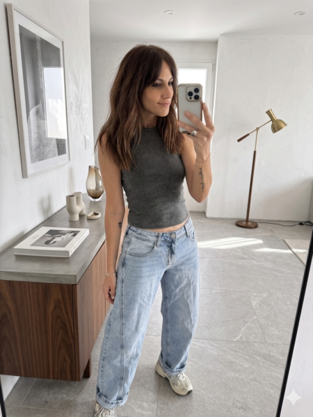 <section class="short-description"><strong>Jeans Corte Barrel Azul Lavado – La Tendencia del Momento</strong> Renueva tu colección de denim con nuestros <strong>vaqueros de corte barrel</strong> en azul claro lavado. Con su característica silueta curva que se estrecha ligeramente en el tobillo y su <strong>tiro medio</strong>, estos jeans ofrecen un look vanguardista y ultra cómodo. La mezcla perfecta entre estilo retro y modernidad para tus outfits diarios. </section>Cotton (70.5%), Lyocell (28.5%), Elastane (1%) Alabama Shop