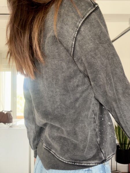 <section class="short-description"><strong>Sudadera Gris Lavada con Strass y Estrellas – Estilo Rocker Chic</strong> Dale brillo a tus looks casuales con nuestra <strong>sudadera de algodón lavado</strong> en gris oscuro. Con un espectacular diseño frontal de <strong>estrellas y tachuelas brillantes</strong>, esta prenda combina la comodidad del estilo oversize con un toque glamuroso. Su tejido elástico y su <strong>talla única</strong> (perfecta para tallas 34/36 a 40) aseguran un ajuste ideal y moderno. </section><style> .short-description {<br /> font-family: sans-serif;<br /> line-height: 1.5;<br /> color: #444;<br /> border-left: 4px solid #4a4a4a;<br /> padding: 10px 20px;<br /> background-color: #f2f2f2;<br /> border-radius: 4px;<br /> margin-bottom: 20px;<br /> }<br /> .short-description strong {<br /> color: #1a1a1a;<br /> font-size: 1.1em;<br /> }<br /> </style> Alabama Shop