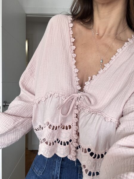 <section class="short-description"><strong>Blusa Romántica Nude en Algodón de Muselina</strong> Enamórate de la suavidad de nuestra blusa en <strong>puro algodón de muselina</strong>. Con un delicado tono nude, detalles de <strong>encaje calado</strong> y cierre de lazada, esta prenda de talla única es el equilibrio perfecto entre la comodidad bohemia y la elegancia atemporal. ¡Un básico sofisticado que no necesita plancha! Talla única. </section><style> .short-description {<br /> font-family: sans-serif;<br /> line-height: 1.5;<br /> color: #555;<br /> border-left: 4px solid #c29b8c;<br /> padding: 10px 20px;<br /> background-color: #fcf9f7;<br /> border-radius: 4px;<br /> }<br /> .short-description strong {<br /> color: #c29b8c;<br /> font-size: 1.1em;<br /> }<br /> </style> Alabama Shop