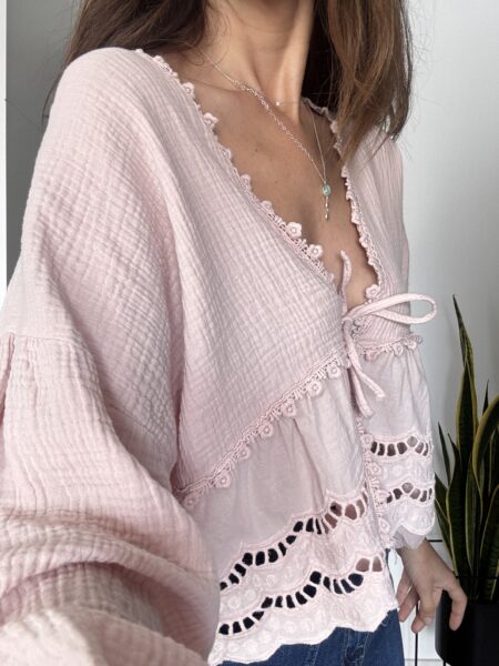 <section class="short-description"><strong>Blusa Romántica Nude en Algodón de Muselina</strong> Enamórate de la suavidad de nuestra blusa en <strong>puro algodón de muselina</strong>. Con un delicado tono nude, detalles de <strong>encaje calado</strong> y cierre de lazada, esta prenda de talla única es el equilibrio perfecto entre la comodidad bohemia y la elegancia atemporal. ¡Un básico sofisticado que no necesita plancha! Talla única. </section><style> .short-description {<br /> font-family: sans-serif;<br /> line-height: 1.5;<br /> color: #555;<br /> border-left: 4px solid #c29b8c;<br /> padding: 10px 20px;<br /> background-color: #fcf9f7;<br /> border-radius: 4px;<br /> }<br /> .short-description strong {<br /> color: #c29b8c;<br /> font-size: 1.1em;<br /> }<br /> </style> Alabama Shop