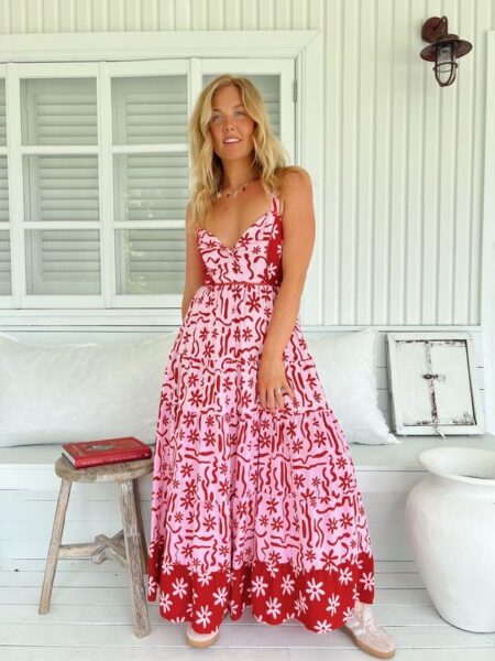 <div class="product-short-description"> Eleva tu armario de verano con el <strong>Vestido Largo JAASE Strawberry Spritz</strong>. Un diseño <strong>maxi boho-chic</strong> en vibrante contraste rosa y rojo, con escote bustier y falda fluida escalonada. ¡Ideal para eventos veraniegos o escapadas a la playa con el sello inconfundible de Jaase! <strong>Colección Summer 26.</strong> </div> Alabama Shop