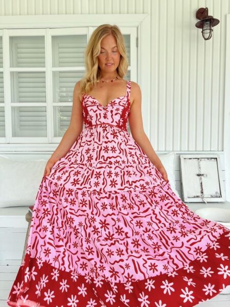 <div class="product-short-description"> Eleva tu armario de verano con el <strong>Vestido Largo JAASE Strawberry Spritz</strong>. Un diseño <strong>maxi boho-chic</strong> en vibrante contraste rosa y rojo, con escote bustier y falda fluida escalonada. ¡Ideal para eventos veraniegos o escapadas a la playa con el sello inconfundible de Jaase! <strong>Colección Summer 26.</strong> </div> Alabama Shop