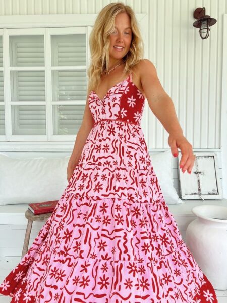 <div class="product-short-description"> Eleva tu armario de verano con el <strong>Vestido Largo JAASE Strawberry Spritz</strong>. Un diseño <strong>maxi boho-chic</strong> en vibrante contraste rosa y rojo, con escote bustier y falda fluida escalonada. ¡Ideal para eventos veraniegos o escapadas a la playa con el sello inconfundible de Jaase! <strong>Colección Summer 26.</strong> </div> Alabama Shop