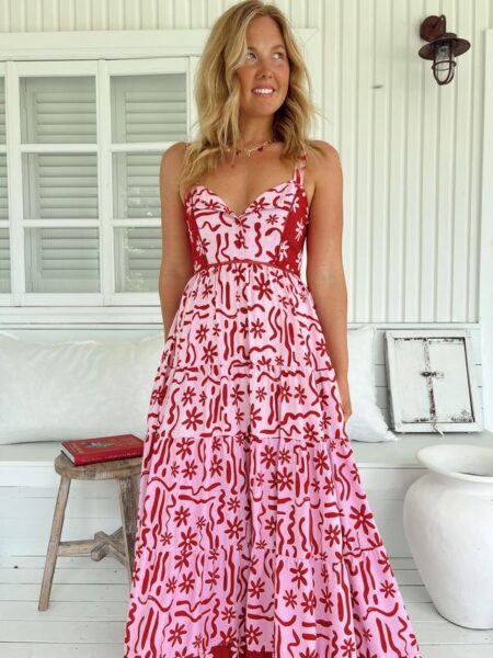 <div class="product-short-description"> Eleva tu armario de verano con el <strong>Vestido Largo JAASE Strawberry Spritz</strong>. Un diseño <strong>maxi boho-chic</strong> en vibrante contraste rosa y rojo, con escote bustier y falda fluida escalonada. ¡Ideal para eventos veraniegos o escapadas a la playa con el sello inconfundible de Jaase! <strong>Colección Summer 26.</strong> </div> Alabama Shop