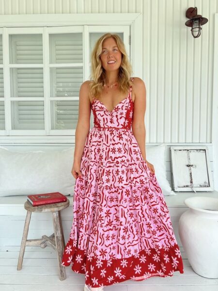 <div class="product-short-description"> Eleva tu armario de verano con el <strong>Vestido Largo JAASE Strawberry Spritz</strong>. Un diseño <strong>maxi boho-chic</strong> en vibrante contraste rosa y rojo, con escote bustier y falda fluida escalonada. ¡Ideal para eventos veraniegos o escapadas a la playa con el sello inconfundible de Jaase! <strong>Colección Summer 26.</strong> </div> Alabama Shop