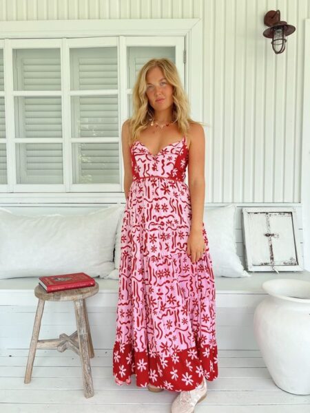 <div class="product-short-description"> Eleva tu armario de verano con el <strong>Vestido Largo JAASE Strawberry Spritz</strong>. Un diseño <strong>maxi boho-chic</strong> en vibrante contraste rosa y rojo, con escote bustier y falda fluida escalonada. ¡Ideal para eventos veraniegos o escapadas a la playa con el sello inconfundible de Jaase! <strong>Colección Summer 26.</strong> </div> Alabama Shop