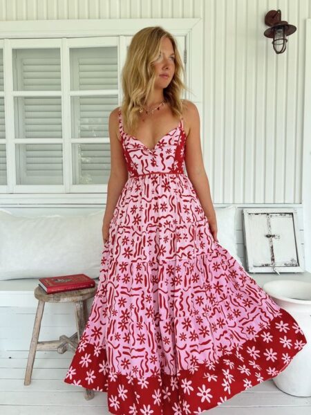 <div class="product-short-description"> Eleva tu armario de verano con el <strong>Vestido Largo JAASE Strawberry Spritz</strong>. Un diseño <strong>maxi boho-chic</strong> en vibrante contraste rosa y rojo, con escote bustier y falda fluida escalonada. ¡Ideal para eventos veraniegos o escapadas a la playa con el sello inconfundible de Jaase! <strong>Colección Summer 26.</strong> </div> Alabama Shop