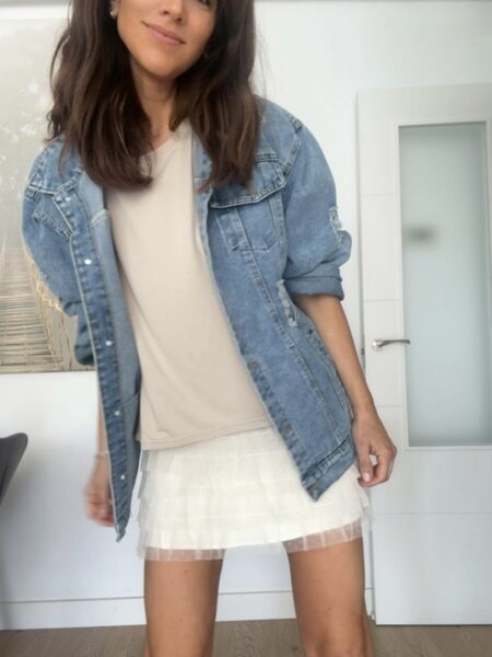 Cazadora vaquera oversize con detalles desgastados e impresión de pájaros efecto desgastado en negativo en la espalda. Talla única: 36/42 Alabama Shop