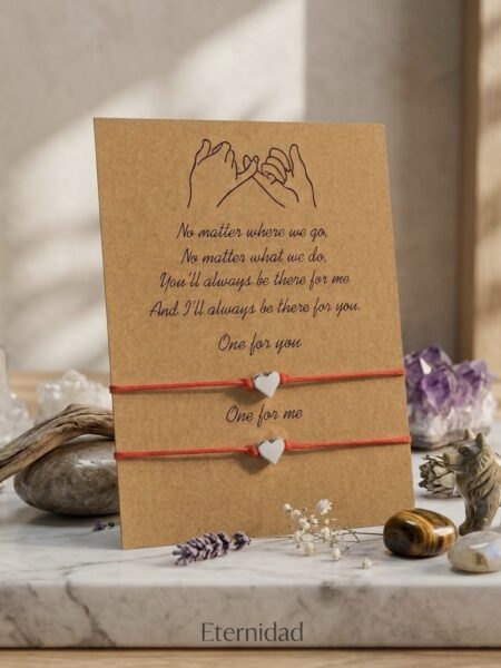 El hilo rojo nos conecta con quienes más amamos, sin importar la distancia. Este pack de dos pulseras artesanales con dije de corazón plateado es el detalle perfecto para sellar una promesa entre madre e hija o mejores amigas. Un amuleto minimalista, ajustable y cargado de significado. <strong>Añádela a tu carrito y completa tu pedido con un símbolo de amor infinito.</strong> Alabama Shop