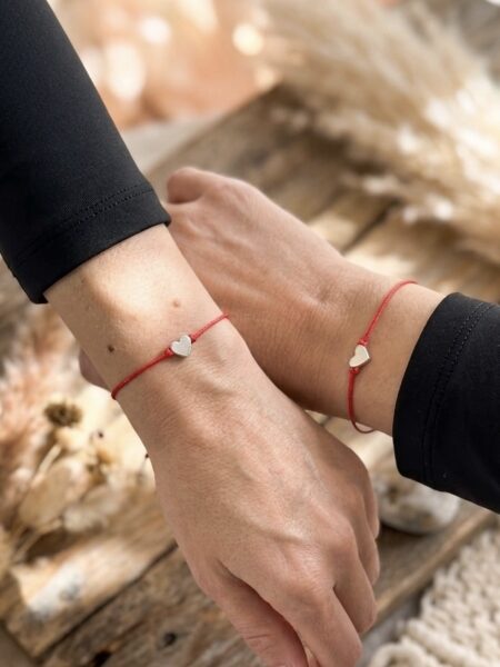 El hilo rojo nos conecta con quienes más amamos, sin importar la distancia. Este pack de dos pulseras artesanales con dije de corazón plateado es el detalle perfecto para sellar una promesa entre madre e hija o mejores amigas. Un amuleto minimalista, ajustable y cargado de significado. <strong>Añádela a tu carrito y completa tu pedido con un símbolo de amor infinito.</strong> Alabama Shop