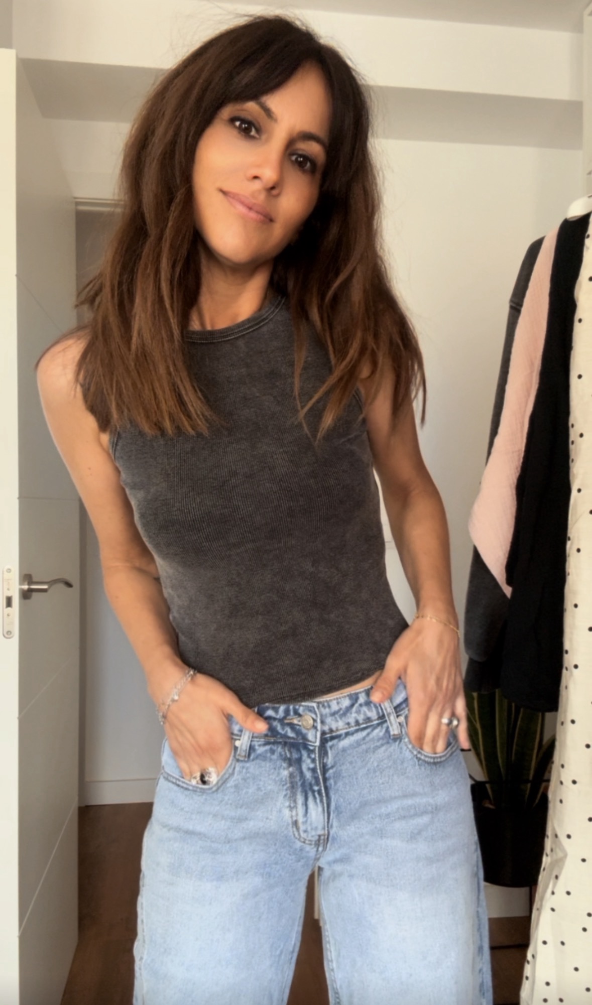 screenshot-256 <section class="short-description"><strong>Top Tank Gris Efecto Lavado – Estilo Urbano y Versátil</strong> Consigue un look desenfadado con nuestro <strong>top de tirantes en gris oscuro</strong> con efecto "acid wash". Confeccionado en una suave mezcla de <strong>algodón (95%) y elastano (5%)</strong>, este top de canalé fino se adapta perfectamente a tu cuerpo. Su diseño de <strong>talla única</strong> (34-42) y cuello redondo lo convierten en el básico con personalidad ideal para combinar con tus jeans favoritos. </section> .short-description {<br /> font-family: sans-serif;<br /> line-height: 1.5;<br /> color: #444;<br /> border-left: 4px solid #5a5a5a;<br /> padding: 10px 20px;<br /> background-color: #f7f7f7;<br /> border-radius: 4px;<br /> margin-bottom: 20px;<br /> }<br /> .short-description strong {<br /> color: #1a1a1a;<br /> font-size: 1.1em;<br /> }<br /> Alabama Shop