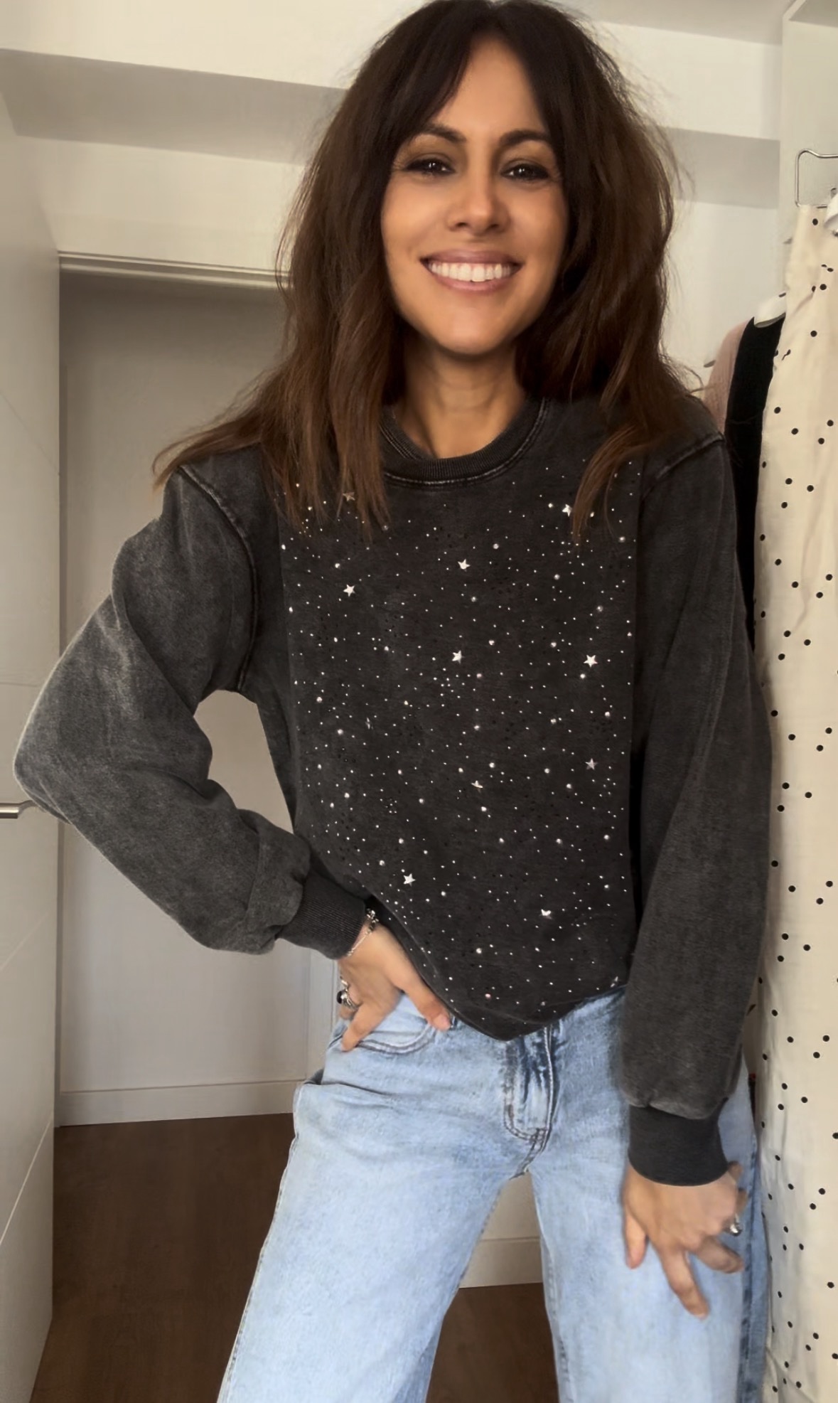screenshot-258 <section class="short-description"><strong>Sudadera Gris Lavada con Strass y Estrellas – Estilo Rocker Chic</strong> Dale brillo a tus looks casuales con nuestra <strong>sudadera de algodón lavado</strong> en gris oscuro. Con un espectacular diseño frontal de <strong>estrellas y tachuelas brillantes</strong>, esta prenda combina la comodidad del estilo oversize con un toque glamuroso. Su tejido elástico y su <strong>talla única</strong> (perfecta para tallas 34/36 a 40) aseguran un ajuste ideal y moderno. </section> .short-description {<br /> font-family: sans-serif;<br /> line-height: 1.5;<br /> color: #444;<br /> border-left: 4px solid #4a4a4a;<br /> padding: 10px 20px;<br /> background-color: #f2f2f2;<br /> border-radius: 4px;<br /> margin-bottom: 20px;<br /> }<br /> .short-description strong {<br /> color: #1a1a1a;<br /> font-size: 1.1em;<br /> }<br /> Alabama Shop