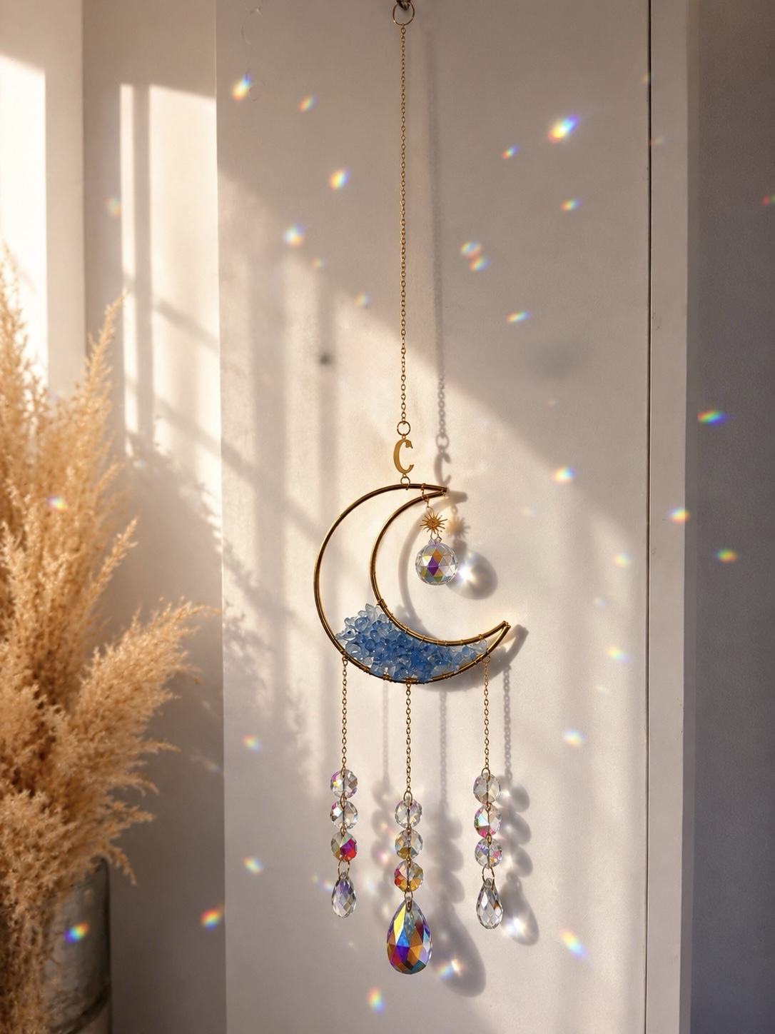 155ad4c7-2e10-4def-94bb-f52cc2092392 Luz de Hadas: Luna de Angelita ✨
Un atrapasol mágico pensado para llenar cualquier rincón de luz y reflejos arcoíris. Su luna dorada está decorada con pequeñas piedras de angelita azul y cristales facetados que crean destellos preciosos con la luz del sol. Una pieza delicada y especial para aportar un toque boho, cálido y lleno de energía bonita a tu hogar. Alabama Shop
