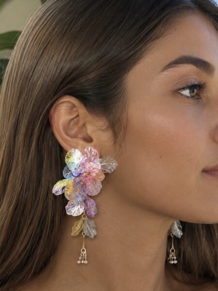 PENDIENTES AURA PASTEL 3 <p><strong>Pendientes Aura Pastel</strong>, un diseño floral XL lleno de luz y color. Sus tonos pastel translúcidos crean un efecto delicado, femenino y súper especial que transforma cualquier look. Ligeros, originales y perfectos para invitadas, verano y outfits boho chic con personalidad.</p> Alabama Shop