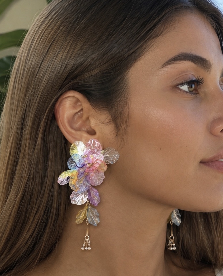 188f5291-b5a5-43ef-a114-7b617c39a4dd <p><strong>Pendientes Aura Pastel</strong>, un diseño floral XL lleno de luz y color. Sus tonos pastel translúcidos crean un efecto delicado, femenino y súper especial que transforma cualquier look. Ligeros, originales y perfectos para invitadas, verano y outfits boho chic con personalidad.</p> Alabama Shop