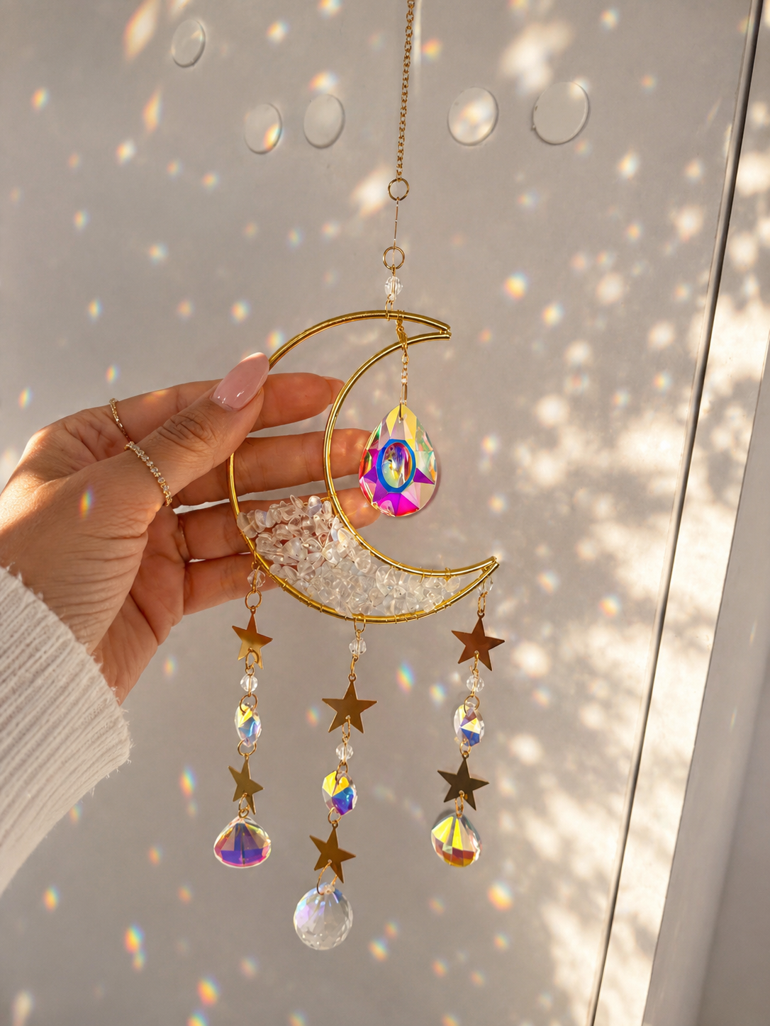 1f117cec-149f-49bb-b6b5-1b608aededc2 <p><strong>Luz de Hadas: Luna de Cuarzo Aurora</strong>. Atrapasol decorativo con luna dorada, piedras naturales de cuarzo transparente y cristales efecto aurora que crean preciosos reflejos arcoíris con la luz del sol. Una pieza mágica y delicada para llenar tu hogar de luz y buenas vibras.</p> Alabama Shop