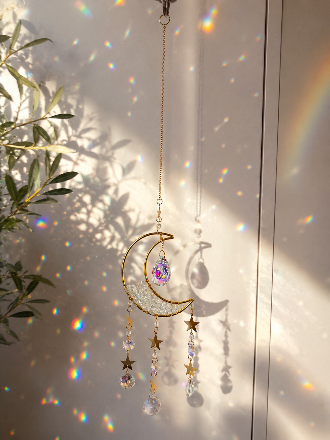 3ccac4d0-6843-4570-9ff1-b3a44c04c302 <p><strong>Luz de Hadas: Luna de Cuarzo Aurora</strong>. Atrapasol decorativo con luna dorada, piedras naturales de cuarzo transparente y cristales efecto aurora que crean preciosos reflejos arcoíris con la luz del sol. Una pieza mágica y delicada para llenar tu hogar de luz y buenas vibras.</p> Alabama Shop