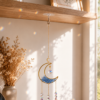 Pendientes colibrí de estilo delicado y femenino con acabado dorado y detalle azul turquesa. Su diseño ligero y elegante aporta un toque boho chic perfecto para elevar cualquier look, desde el más casual hasta uno más especial. Gracias a su cadena larga y fina estilizan muchísimo y quedan preciosos puestos. Medidas: Largo total: 7,2 cm Colibrí: 1,7 cm x 1,5 cm Alabama Shop