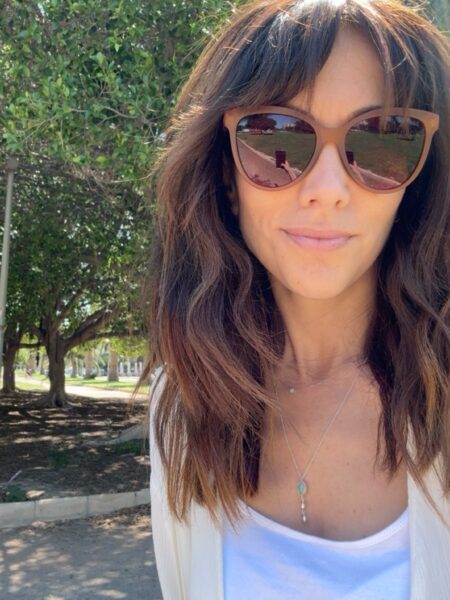 GAFAS DE SOL LADY KAHLO 3 <strong>Personalidad, calidez y protección absoluta.</strong> Las gafas de sol Lady Kahlo destacan por su carismática silueta de inspiración cat-eye en un favorecedor tono ámbar traslúcido de acabado mate. Equipadas con <strong>lentes polarizadas, protección UV400 y categoría 3</strong>, este modelo combina unos cristales en tono marrón rojizo con un sutil detalle dorado en la patilla. El accesorio ideal para aportar luz al rostro y un toque boho-chic único a cualquier look, cuidando al máximo tu salud visual. Alabama Shop