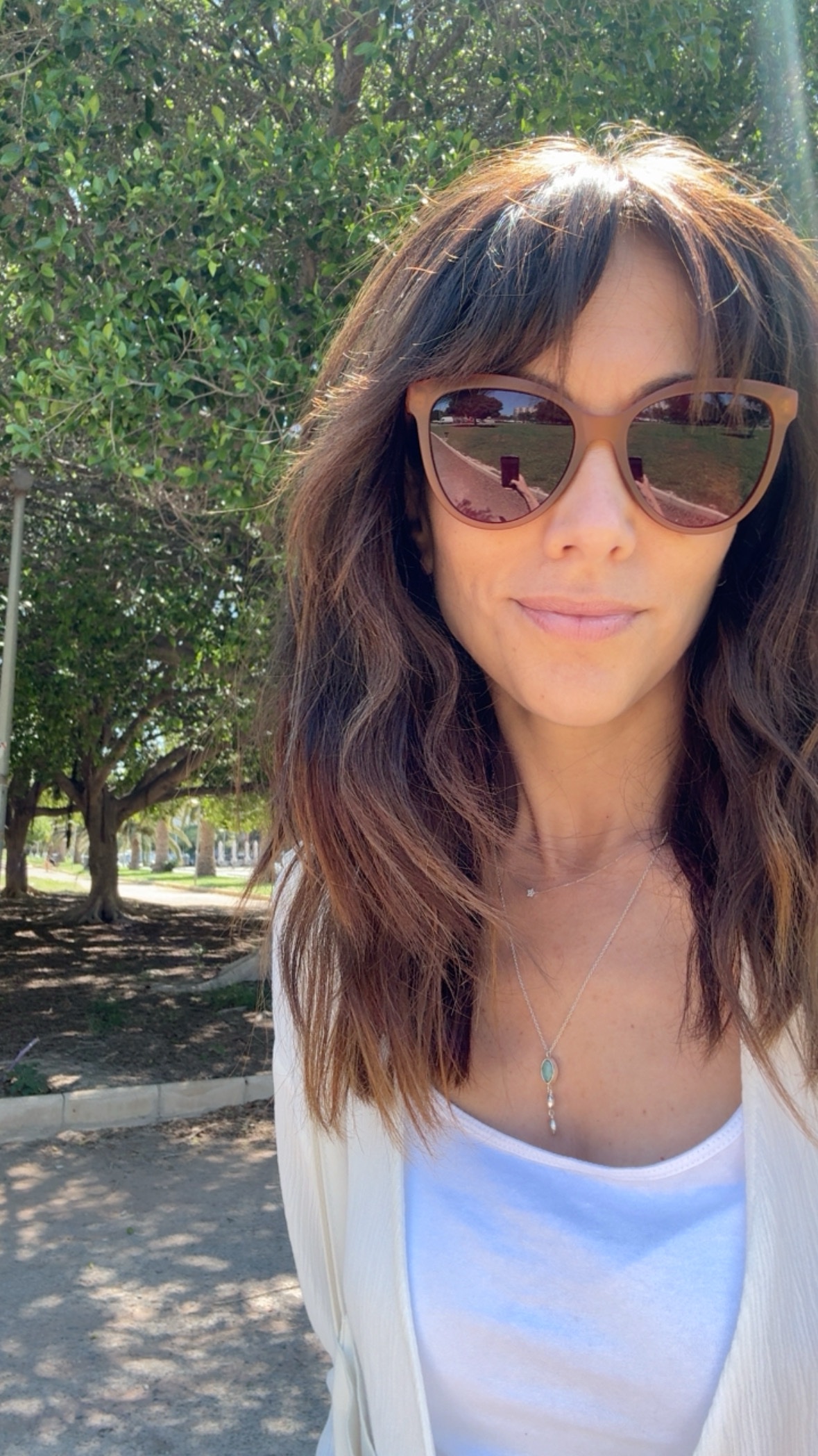 6b068c87-2aed-4843-a37b-f813fc3a7ff4 <strong>Personalidad, calidez y protección absoluta.</strong> Las gafas de sol Lady Kahlo destacan por su carismática silueta de inspiración cat-eye en un favorecedor tono ámbar traslúcido de acabado mate. Equipadas con <strong>lentes polarizadas, protección UV400 y categoría 3</strong>, este modelo combina unos cristales en tono marrón rojizo con un sutil detalle dorado en la patilla. El accesorio ideal para aportar luz al rostro y un toque boho-chic único a cualquier look, cuidando al máximo tu salud visual. Alabama Shop