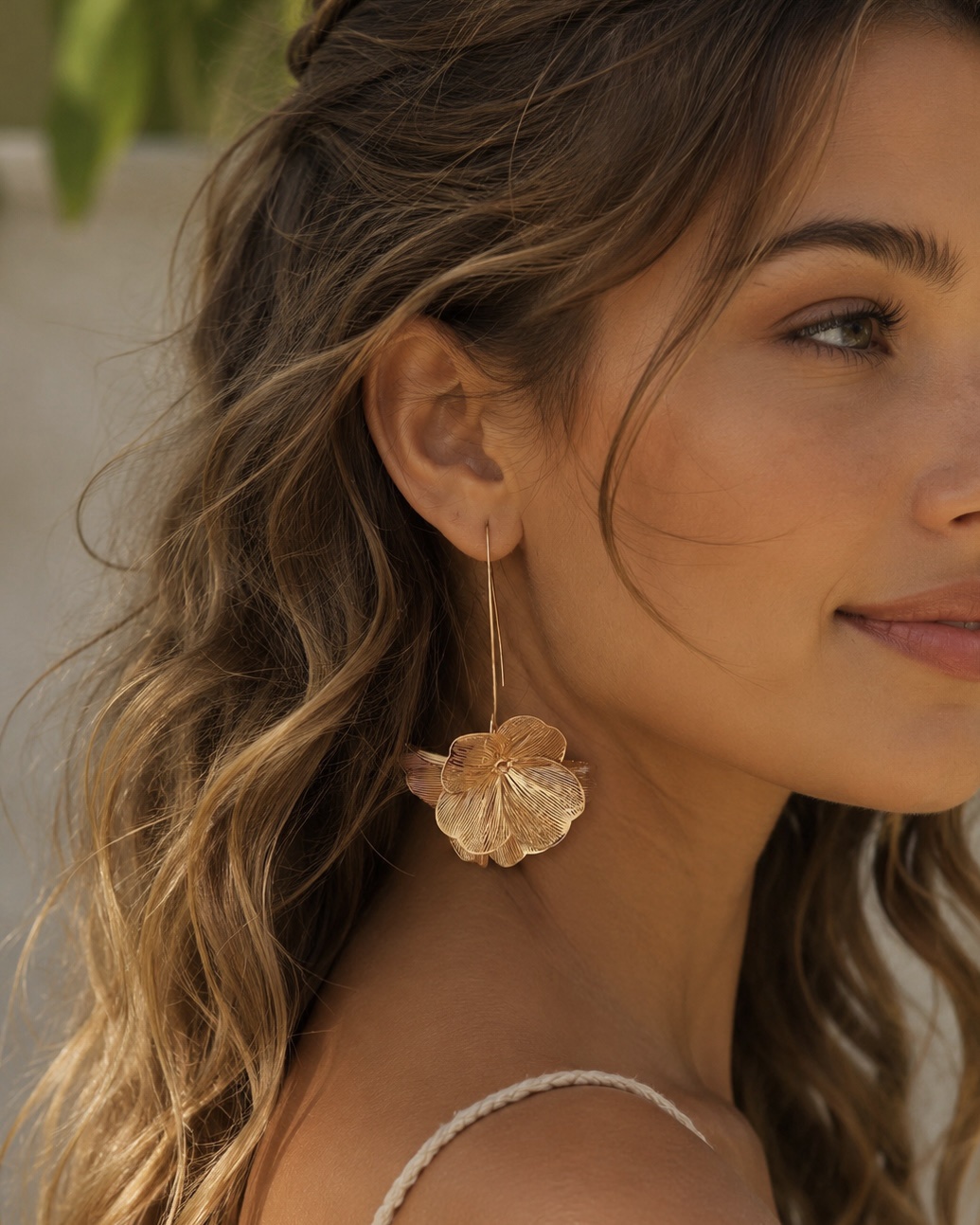 706f53a0-21f3-4cb0-8808-72aa4a157365 Pendientes largos en forma de flor con acabado dorado brillante, ligeros y con un diseño elegante y boho que ilumina cualquier look. Están fabricados en acero, lo que los hace resistentes y cómodos para llevar todo el día sin peso. Material: acero inoxidable Largo: 7 cm Ancho: 4,5 cm Diseño floral Ultra ligeros Alabama Shop