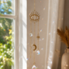 Móvil de refracción solar: Sol de Aura ✨ Un atrapasol delicado y luminoso diseñado para llenar tu hogar de reflejos arcoíris y energía bonita. Su diseño combina círculos dorados, un pequeño sol y cristales facetados que capturan la luz natural creando destellos mágicos y relajantes. Perfecto para ventanas, rincones boho y espacios slow living. Alabama Shop