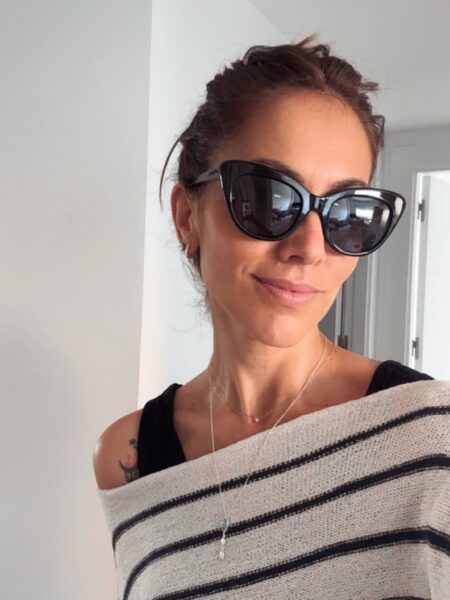Gafas de sol estilo Cat Eye con montura integral en negro brillo. <strong>Lentes polarizadas</strong> de categoría 3, protección UV400 y diseño ligero de policarbonato hecho en España. PLAZO DE ENTREGA: 3-5 días. &nbsp; Alabama Shop