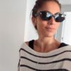 <strong>Un soplo de energía retro, audacia y protección absoluta.</strong> Estas gafas de sol destacan por su silueta geométrica de estilo cat-eye afilado en un vibrante y magnético color amarillo de acabado mate. Equipadas con <strong>lentes polarizadas, protección UV400 y categoría 3</strong>, combinan sus lentes oscuras de alta nitidez con sutiles detalles plateados en el frontal. El accesorio perfecto para romper con la monotonía, iluminar el rostro y añadir un toque retro-chic lleno de frescura a cualquier look mientras cuidas tu salud visual. Alabama Shop