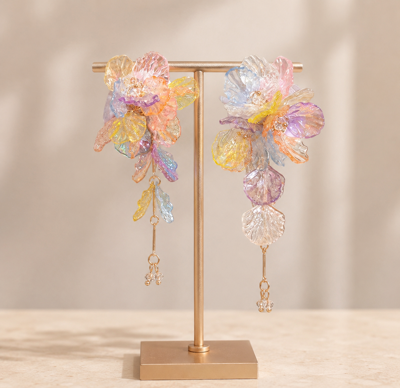 7dc44adc-ce06-46ed-9d82-0500f0e78fd7 <p><strong>Pendientes Aura Pastel</strong>, un diseño floral XL lleno de luz y color. Sus tonos pastel translúcidos crean un efecto delicado, femenino y súper especial que transforma cualquier look. Ligeros, originales y perfectos para invitadas, verano y outfits boho chic con personalidad.</p> Alabama Shop
