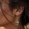 Móvil de refracción solar: Luna y Sol ✨
Un atrapasol delicado y lleno de magia para llenar tu hogar de reflejos arcoíris y energía bonita. Su diseño combina lunas, soles y cristales facetados que capturan la luz natural creando pequeños destellos llenos de calma y armonía. Perfecto para decorar ventanas, rincones especiales o espacios de estilo boho y slow living. Alabama Shop