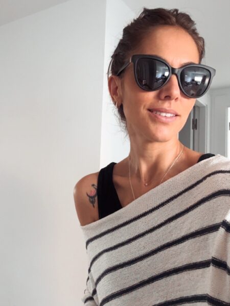 GAFAS DE SOL LADY CHANEL 3 <strong>Elegancia atemporal y máxima protección.</strong> Las gafas de sol Lady Chanel combinan una silueta de inspiración cat-eye en acabado negro mate con la más alta tecnología óptica. Equipadas con <strong>lentes polarizadas, protección UV400 y categoría 3</strong>, reducen los reflejos molestos y garantizan una visión nítida y segura, convirtiéndose en el accesorio sofisticado ideal para cuidar tu mirada a diario. Alabama Shop