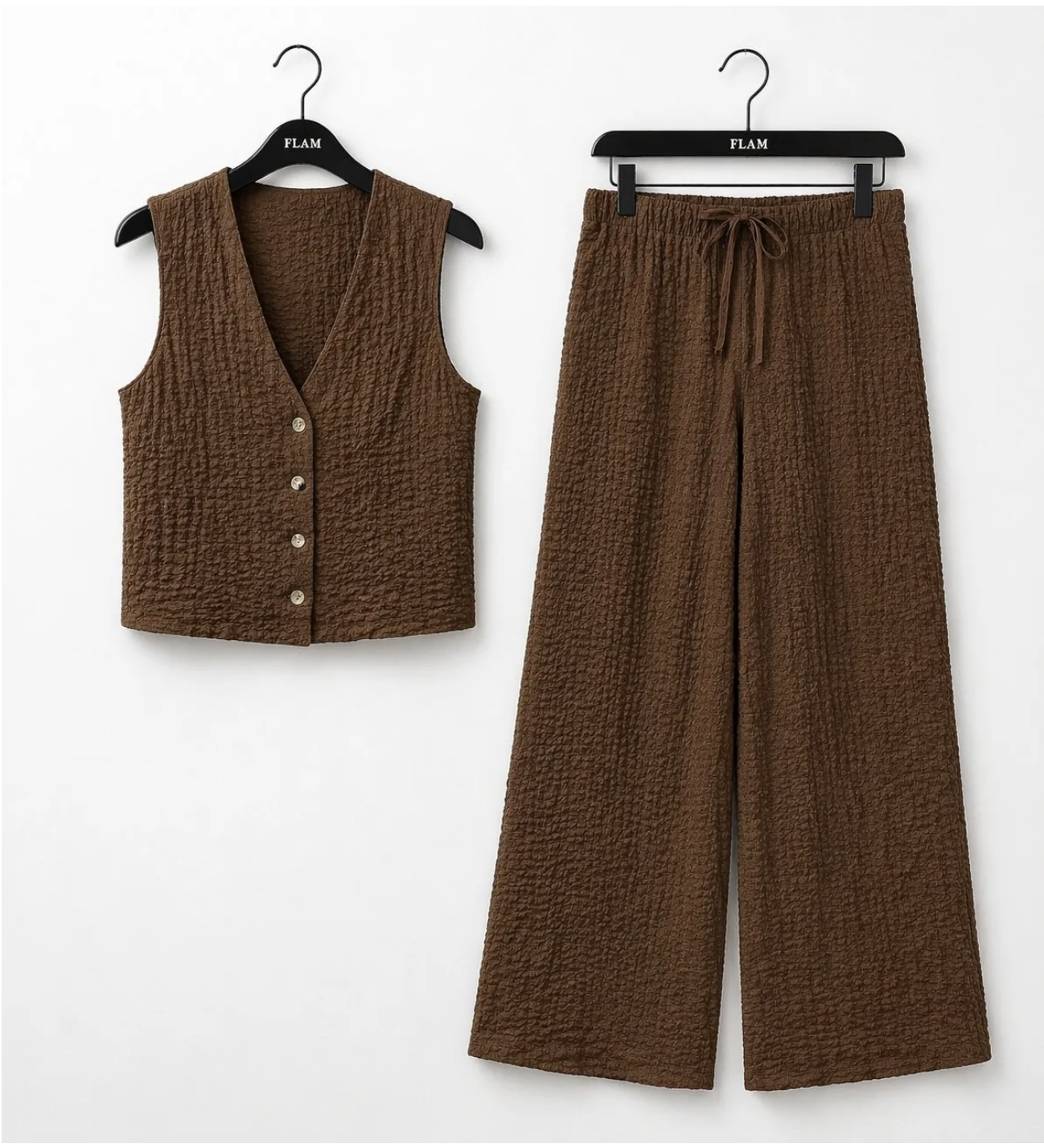 Captura de pantalla 2026-05-04 a las 22.21.20 <strong>Conjunto Two-Piece </strong> Consigue el look bohemio perfecto con este conjunto de dos piezas en color marrón chocolate. Compuesto por un top sin mangas y un pantalón cropped de corte fluido, destaca por su tejido de alta calidad (mezcla de algodón). Incluye forro de short interior en el pantalón para máxima comodidad y seguridad. Disponible en tallas S/M y M/L. Alabama Shop