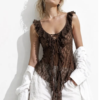 <strong>Conjunto Two-Piece </strong> Consigue el look bohemio perfecto con este conjunto de dos piezas en color marrón chocolate. Compuesto por un top sin mangas y un pantalón cropped de corte fluido, destaca por su tejido de alta calidad (mezcla de algodón). Incluye forro de short interior en el pantalón para máxima comodidad y seguridad. Disponible en tallas S/M y M/L. Alabama Shop