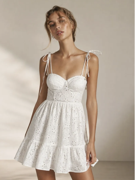 <p data-path-to-node="2">Vestido Corto de Algodón con Bordado Suizo – Blanco – Talla Única</p> <p data-path-to-node="3">Enamórate de la frescura de nuestro <b data-path-to-node="3" data-index-in-node="43">vestido corto de algodón con bordado suizo</b>. Con un delicado diseño en el pecho, tirantes finos ajustables con lazada y una falda fluida con volantes, es la prenda ideal para el verano. Su tejido transpirable y su estilo romántico lo convierten en un imprescindible para días de sol o eventos especiales.</p> <p data-path-to-node="3">Talla única: 36-40</p> <p data-path-to-node="3">100% algodón</p> Alabama Shop