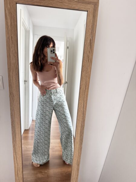 <p data-path-to-node="2"><b data-path-to-node="2" data-index-in-node="0"></b>Pantalón Wide Leg Floral de Tiro Medio - Estilo Romántico y Relajado</p> <p data-path-to-node="2">Dale un aire fresco a tu look con nuestro <b data-path-to-node="3" data-index-in-node="49">pantalón wide leg floral</b>. Con un diseño de pierna ancha y fluida, este pantalón combina la comodidad de un corte relajado con la delicadeza de un estampado de rosas vintage. Su tiro medio y tejido suave lo hacen ideal para llevar todo el día con zapatillas o sandalias. ¡La prenda perfecta para un estilo femenino y moderno!</p> Alabama Shop
