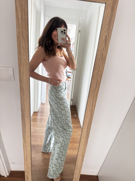 <p data-path-to-node="2"><b data-path-to-node="2" data-index-in-node="0"></b>Pantalón Wide Leg Floral de Tiro Medio - Estilo Romántico y Relajado</p> <p data-path-to-node="2">Dale un aire fresco a tu look con nuestro <b data-path-to-node="3" data-index-in-node="49">pantalón wide leg floral</b>. Con un diseño de pierna ancha y fluida, este pantalón combina la comodidad de un corte relajado con la delicadeza de un estampado de rosas vintage. Su tiro medio y tejido suave lo hacen ideal para llevar todo el día con zapatillas o sandalias. ¡La prenda perfecta para un estilo femenino y moderno!</p> Alabama Shop
