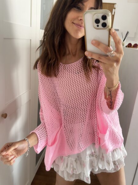 Añade un toque romántico y relajado a tu armario con nuestro suéter calado rosa en diseño oversize. Confeccionado en una mezcla equilibrada de algodón y acrílico, ofrece suavidad y frescura ideal para el entretiempo. Su patrón de red tipo "mesh" y corte amplio lo convierten en la prenda perfecta para combinar sobre tops o vestidos. Versátil, cómodo y favorecedor para tallas de la 36 a la 42. Alabama Shop