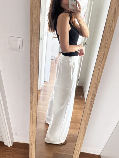 <p data-path-to-node="2">Pantalón Blanco Fluido – Talla Única (36-42) – Mezcla Viscosa</p> <p data-path-to-node="3">Eleva tu estilo veraniego con nuestro <b data-path-to-node="3" data-index-in-node="45">pantalón blanco fluido</b>. Confeccionado en una mezcla ligera de <b data-path-to-node="3" data-index-in-node="107">85% viscosa</b>, 10% poliester, destaca por su corte de pierna ancha. Incluye <b data-path-to-node="3" data-index-in-node="206">goma en la parte trasera de la cintura</b> para un ajuste cómodo y perfecto. Con un largo de 102 cm, es la prenda ideal para un look ibicenco, fresco y sofisticado.</p> Alabama Shop