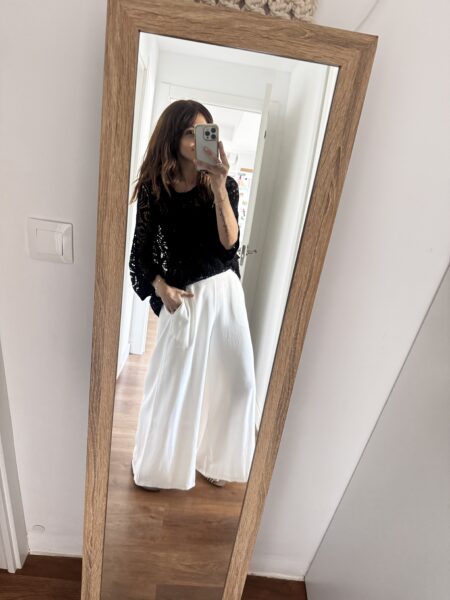 <p data-path-to-node="2">Pantalón Blanco Fluido – Talla Única (36-42) – Mezcla Viscosa</p> <p data-path-to-node="3">Eleva tu estilo veraniego con nuestro <b data-path-to-node="3" data-index-in-node="45">pantalón blanco fluido</b>. Confeccionado en una mezcla ligera de <b data-path-to-node="3" data-index-in-node="107">85% viscosa</b>, 10% poliester, destaca por su corte de pierna ancha. Incluye <b data-path-to-node="3" data-index-in-node="206">goma en la parte trasera de la cintura</b> para un ajuste cómodo y perfecto. Con un largo de 102 cm, es la prenda ideal para un look ibicenco, fresco y sofisticado.</p> Alabama Shop