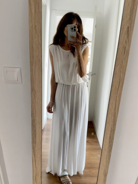 <p data-path-to-node="2">Conjunto de Top y Falda Larga Boho – 100% Viscosa – Talla Única (36-42)</p> <p data-path-to-node="3">Siéntete ligera y elegante con nuestro <b data-path-to-node="3" data-index-in-node="46">conjunto de dos piezas en 100% viscosa</b>. Compuesto por un top de estilo rústico y una falda larga fluida, este conjunto destaca por su comodidad gracias a la <b data-path-to-node="3" data-index-in-node="203">goma en la cintura</b> y en el bajo del top. Es la opción perfecta para un look boho-chic impecable y fresco.</p> <hr data-path-to-node="4" /> Alabama Shop