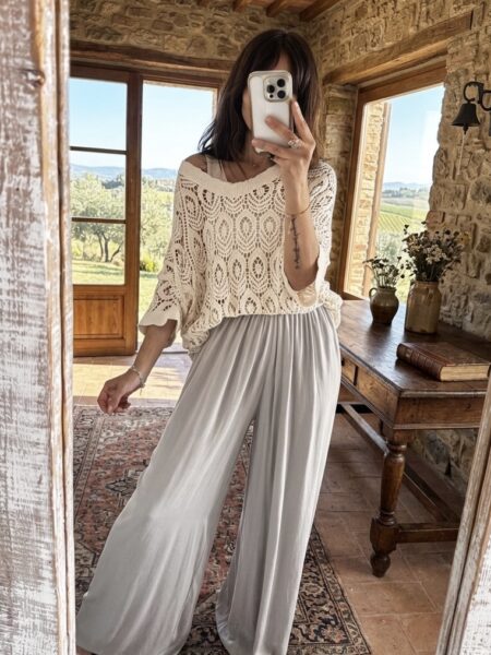 <strong>Pantalón Palazzo Fluido - Viscosa Italiana</strong> Añade frescura y movimiento a tu armario con este pantalón de pata ancha. Confeccionado en 100% viscosa de origen italiano, destaca por su ligereza y caída elegante. Su diseño de talla única (36-42) con cintura elástica garantiza un ajuste cómodo y versátil para cualquier ocasión. Alabama Shop