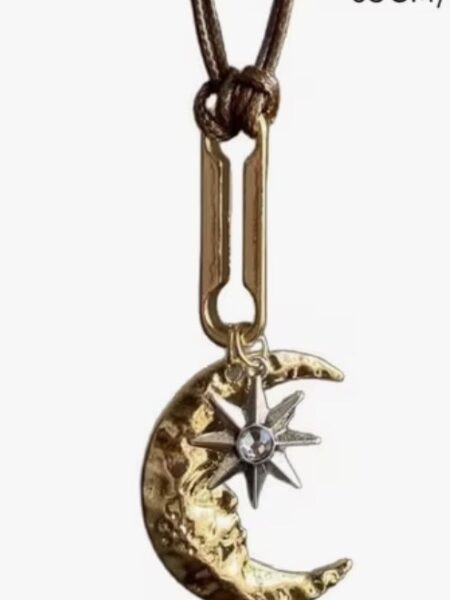 <b data-path-to-node="5" data-index-in-node="0">Collar Boho Luna y Estrella - Diseño Artesanal Multicapa</b> Añade un toque celestial a tu estilo con este collar de cordones múltiples y colgante de luna martillada. Un diseño de aire místico y bohemio con detalles en oro envejecido y estrella brillante, ideal para combinar con texturas naturales y looks relajados. Alabama Shop