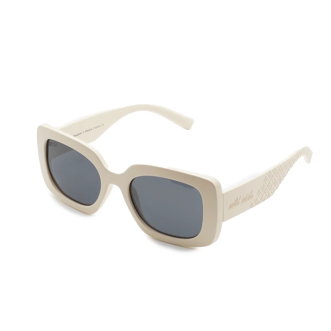imagen-154 <strong>Gafas de Sol Rectangulares Off-White – Estilo Retro y Máxima Protección</strong> Añade un toque sofisticado y retro a tus looks con estas gafas de sol de montura gruesa en tono blanco roto/off-white. Diseñadas para destacar, combinan una estética vanguardista de inspiración noventera con la máxima calidad óptica. Cuentan con lentes polarizadas con protección <strong>UV400</strong> y <strong>Filtro de Categoría 3</strong>, ideales para proteger tus ojos del sol brillante con total comodidad y estilo. Alabama Shop