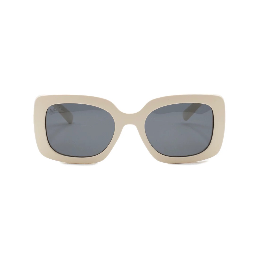 imagen-155 <strong>Gafas de Sol Rectangulares Off-White – Estilo Retro y Máxima Protección</strong> Añade un toque sofisticado y retro a tus looks con estas gafas de sol de montura gruesa en tono blanco roto/off-white. Diseñadas para destacar, combinan una estética vanguardista de inspiración noventera con la máxima calidad óptica. Cuentan con lentes polarizadas con protección <strong>UV400</strong> y <strong>Filtro de Categoría 3</strong>, ideales para proteger tus ojos del sol brillante con total comodidad y estilo. Alabama Shop