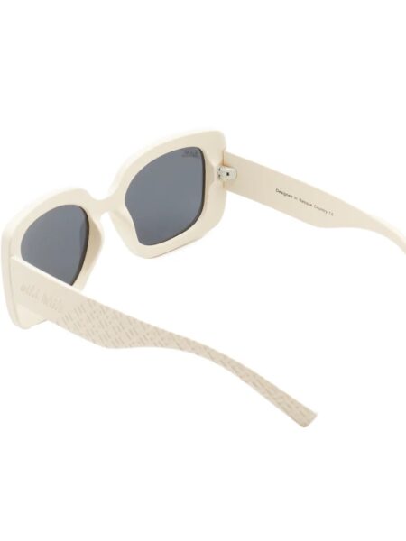 GAFAS DE SOL TIKTOK WHITE 3 <strong>Gafas de Sol Rectangulares Off-White – Estilo Retro y Máxima Protección</strong> Añade un toque sofisticado y retro a tus looks con estas gafas de sol de montura gruesa en tono blanco roto/off-white. Diseñadas para destacar, combinan una estética vanguardista de inspiración noventera con la máxima calidad óptica. Cuentan con lentes polarizadas con protección <strong>UV400</strong> y <strong>Filtro de Categoría 3</strong>, ideales para proteger tus ojos del sol brillante con total comodidad y estilo. Alabama Shop