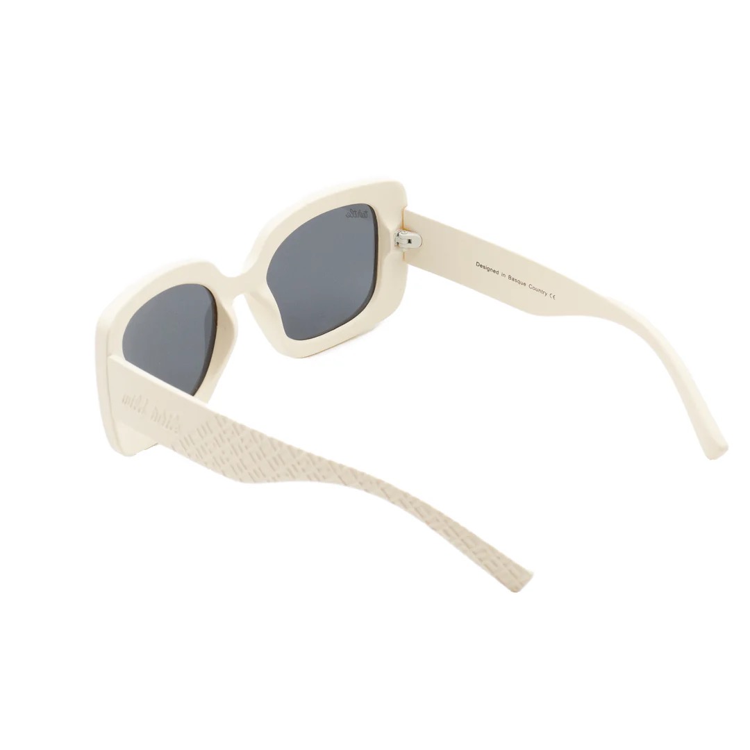 imagen-156 <strong>Gafas de Sol Rectangulares Off-White – Estilo Retro y Máxima Protección</strong> Añade un toque sofisticado y retro a tus looks con estas gafas de sol de montura gruesa en tono blanco roto/off-white. Diseñadas para destacar, combinan una estética vanguardista de inspiración noventera con la máxima calidad óptica. Cuentan con lentes polarizadas con protección <strong>UV400</strong> y <strong>Filtro de Categoría 3</strong>, ideales para proteger tus ojos del sol brillante con total comodidad y estilo. Alabama Shop