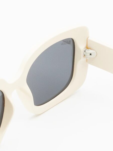 GAFAS DE SOL TIKTOK WHITE 4 <strong>Gafas de Sol Rectangulares Off-White – Estilo Retro y Máxima Protección</strong> Añade un toque sofisticado y retro a tus looks con estas gafas de sol de montura gruesa en tono blanco roto/off-white. Diseñadas para destacar, combinan una estética vanguardista de inspiración noventera con la máxima calidad óptica. Cuentan con lentes polarizadas con protección <strong>UV400</strong> y <strong>Filtro de Categoría 3</strong>, ideales para proteger tus ojos del sol brillante con total comodidad y estilo. Alabama Shop